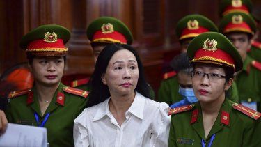 La empresaria Truong My Lan, en el centro, asiste a un juicio en la ciudad de Ho Chi Minh, Vietnam, el jueves 11 de abril de 2024. La empresaria fue condenada a muerte el jueves por una corte en el mayor caso de fraude financiero del país, según dijo el medio estatal Thanh Nien.&nbsp;