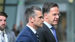 El Secretario General de la OTAN, Mark Rutte (derecha), y el Secretario de Defensa de Estados Unidos, Pete Hegseth, llegan a una reunión de Ministros de Defensa en la sede de la OTAN, en Bruselas, el 5 de junio de 2025.