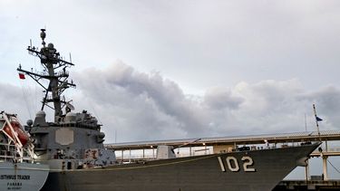 El buque de guerra de la Armada de EE. UU. USS Sampson (DDG 102) atraca en la Terminal Internacional de Cruceros de Amador en la Ciudad de Panamá el 30 de agosto de 2025. Estados Unidos envió tres buques de guerra a la región en medio de la escalada de tensiones con Venezuela, que desplegó buques de guerra y drones para patrullar la costa del país el 26 de agosto de 2025.