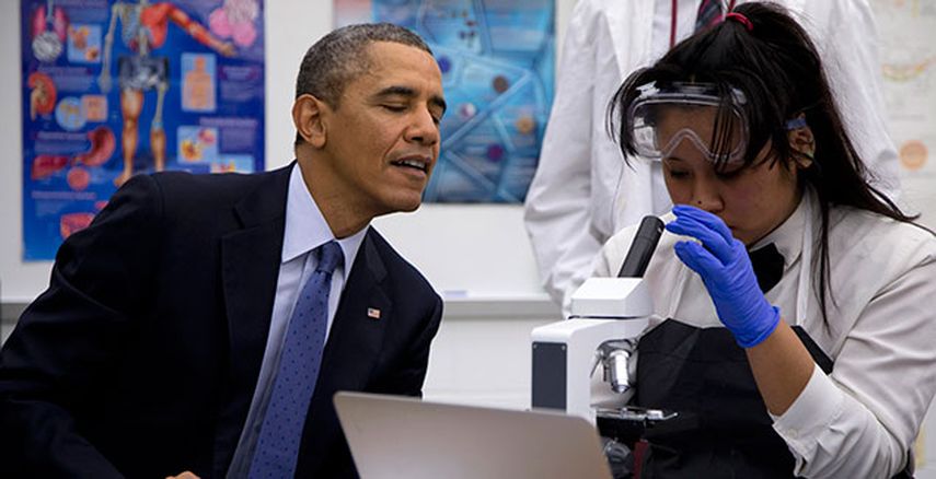El presidente Barack Obama al visitar un salón de clases en la preparatoria Bladensburg, en Maryland. (Foto AP/Carolyn Kaster)