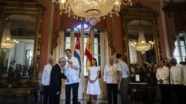 El rey espa&ntilde;ol Felipe VI condecora al historiador cubano Eusebio Leal mientras la reina Leitizia observa en el Palacio de los Capitanes en La Habana Vieja, Cuba, el mi&eacute;rcoles 13 de noviembre de 2019.