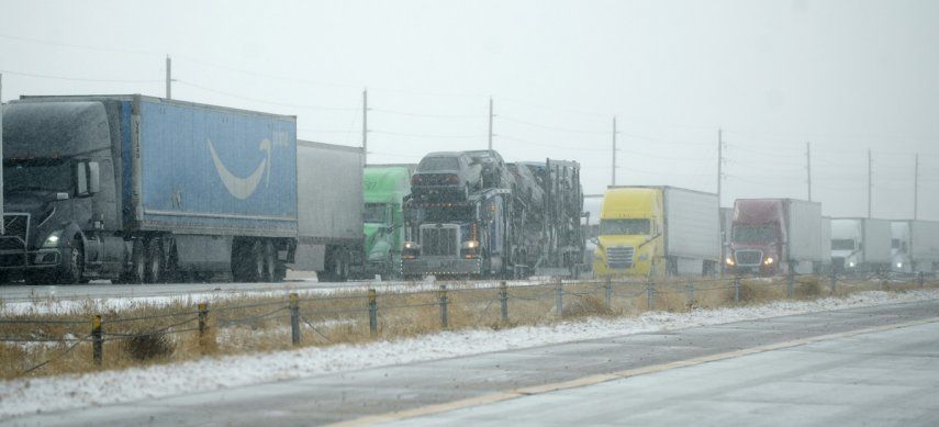 Camiones estacionados en un lateral de la Interestatal 70, cerca de la carretera de East Airpark, el martes 13 de diciembre de 2022, en Aurora, Colorado. Una enorme tormenta invernal cortó carreteras en el nordeste de Colorado.&nbsp;