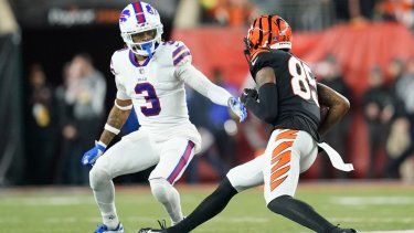 El receptor de los Bengals de Cincinnati, Tee Higgins, corre cerca del safety de los Bills de Buffalo, Damar Hamlin, durante el encuentro del lunes 2 de enero del 2022.&nbsp;