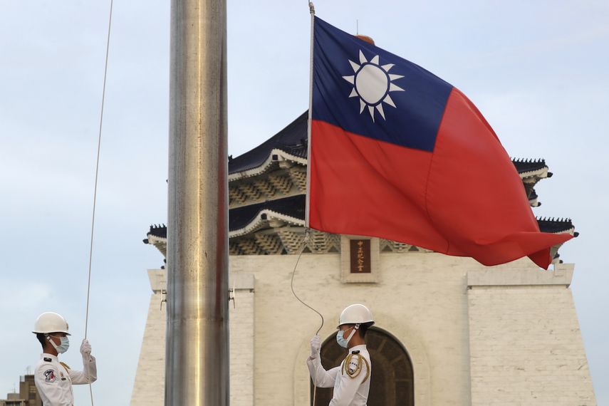 En esta imagen de archivo, dos soldados arrían la bandera nacional de Taiwán durante una ceremonia diaria en la Plaza de la Libertad, en el memorial Chiang Kai-shek, en Taipéi, Taiwán, el 30 de julio de 2022.&nbsp;