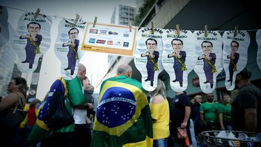 Cientos de personas participan en una manifestación contra el Partido de los Trabajadores (PT) y su candidato presidencial Fernando Haddad, y a favor de su adversario el ultraderechista Jair&nbsp;Bolsonaro.
