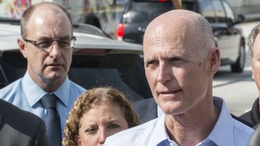 El gobernador Rick Scott (der.) ordenó la preparación de la Florida ante la llegada del ciclón.
