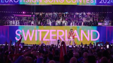 En esta imagen de archivo, el representante de Suiza, Nemo, celebra su victoria en el Festival de Eurovisión con la canción The Code, en Malmo, Suecia, el 11 de mayo de 2024.