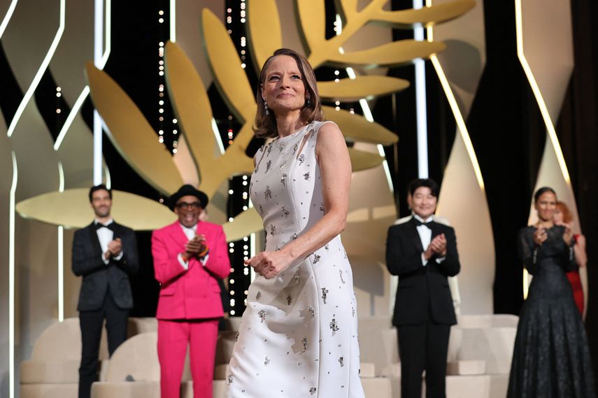 La actriz y directora estadounidense Jodie Foster llega al escenario para recibir una Palme dOr Life Achievement Award durante la ceremonia de apertura de la 74a edición del Festival de Cine de Cannes en Cannes, en el sur de Francia, el 6 de julio de 2021.