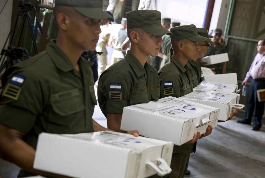 Miembros del Ejército cargan boletas electorales destinadas a municipios y departamentos del territorio nacional