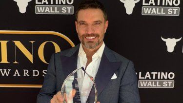 Julián Gil posa en la alfombra roja de los Latino Wall Street Awards. El actor recibió el premio al liderazgo excepcional.&nbsp;