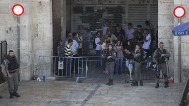 Israel decretó este viernes rezo musulmán, el cierre de la Explanada de las Mezquitas tras el ataque en el que han muerto los tres asaltantes y dos policías en un incidente inusual dentro de la&nbsp;Ciudad&nbsp;Vieja&nbsp;de&nbsp;Jerusalén. &nbsp;