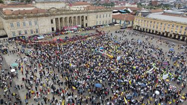 Manifestantes se reúnen en la plaza de Bolívar para protestar contra las reformas propuestas por el gobierno en Bogotá, Colombia, el miércoles 15 de febrero de 2023.&nbsp;