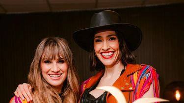 Las hermanas Hanna y Ashley, del dúo Ha*Ash, posan con las Gaviotas de Plata y Oro del Festival Internacional de la Canción Viña del Mar 2025.