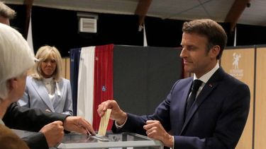 El presidente Emmanuel Macron deposita su voto en la urna durante las elecciones legislativas en Francia.