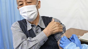 Un anciano recibe su primera dosis de la vacuna de Pfizer contra el COVID-19 en el Ayuntamiento de Hachioji, en Tokio, el lunes 12 de abril de 2021.&nbsp;