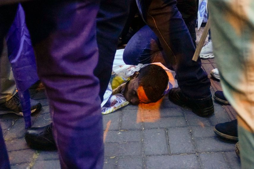 Una persona utiliza la rodilla para retener a un sospechoso del asesinado del candidato presidencial Fernando Villavicencio.