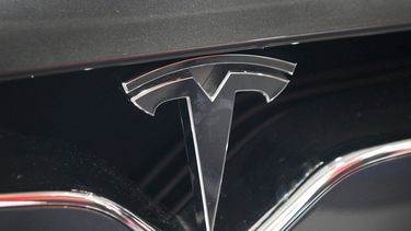 Logotipo del fabricante de vehículos eléctricos de lujo Tesla en la feria tecnológica CeBIT en Hannover, Alemania, en marzo de 2017.