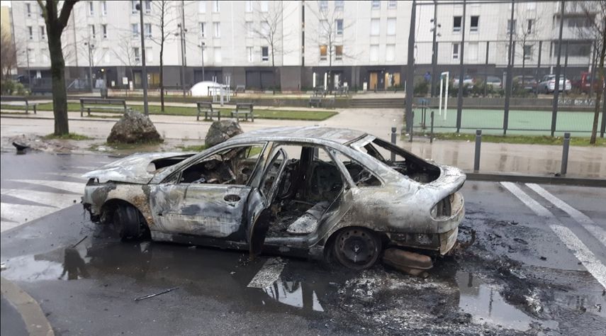 Al menos 26 personas fueron detenidas la noche del lunes, cuando cinco vehículos fueron incendiados, al igual que algunas papeleras, y hubo tentativas de prender fuego a dos restaurantes.