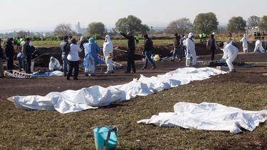 Expertos forenses trabajan en la zona donde se produjo la  explosión en un ducto de gasolina, en Tlahuililpan, México. 