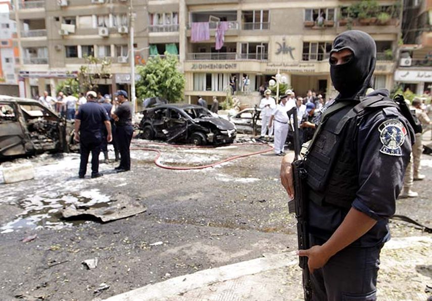 Miembros de las Fuerzas de Seguridad inspeccionan la escena de un atentado contra el fiscal general egipcio, Hisham Barakat, en el barrio de Heliopolis, en El Cairo. (EFE)