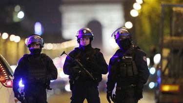 Oficiales de la Policía francesa custodian la zona de los Campos Elíseos, en París, este&nbsp;jueves 20 de abril de 2017, luego de que se registrara un tiroteo, en el que un oficial de policía fue asesinado.