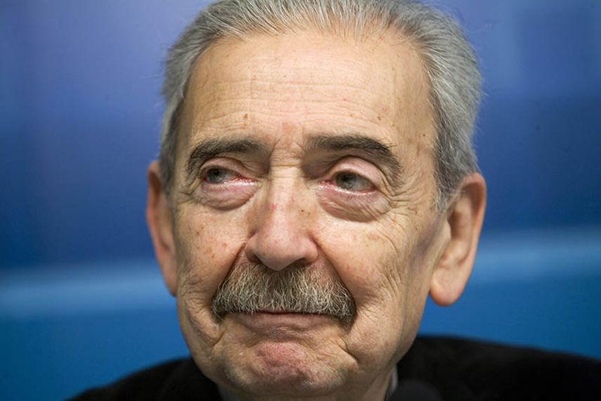 El poeta argentino Juan Gelman durante una conferencia de prensa en Madrid en abril del 2008. (AP)