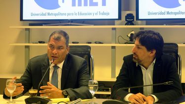 El expresidente de Ecuador Rafael Correa (i) habla junto al rector de la Universidad Metropolitana para la Educación y el Trabajo, Nicolás Trotta (d), durante un encuentro con periodistas en Argentina.