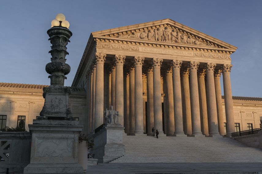 Una vista del frente del edificio que acoge la Corte Suprema de Justicia de Estados Unidos.