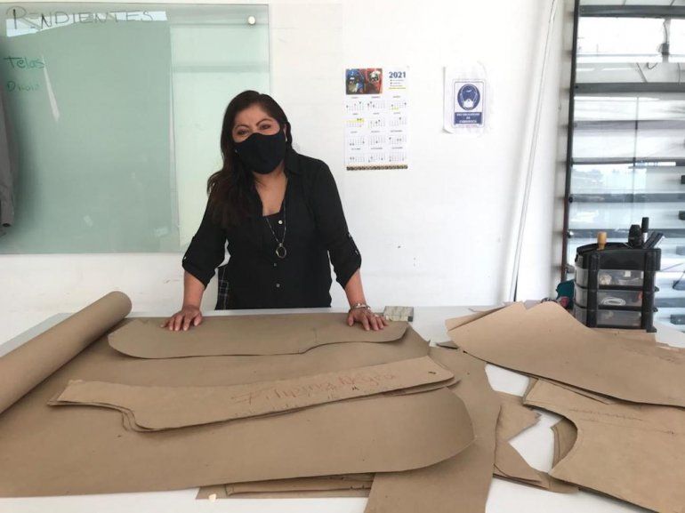 Norma es una costurera mexicana que colabora con la realización de las prendas de Azúcar Cuban Style.