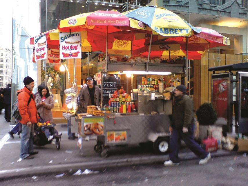 En ciudades superpobladas como Nueva York, vender perros calientes puede generar un ingreso respetable. (CORTESÍA)