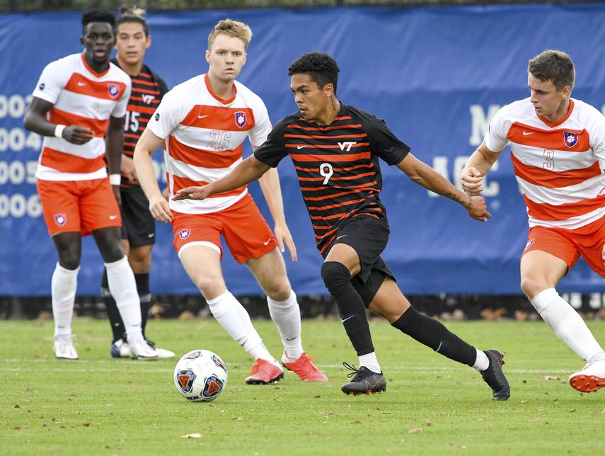 En esta foto del 15 de noviembre de 2020, cortesía de VTAthletics, Daniel Pereira en acción durante un partido entre Virginia Tech y Clemson en Durham, Carolina del Norte. El futbolista venezolano podrá ser reclutado por clubes de la MLS como parte del programa Generation Adidas.&nbsp;