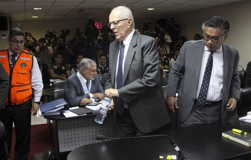 El expresidente peruano, Pedro Pablo&nbsp;Kuczynski, acompañado de su abogado, César Nakazaki, durante una audiencia en Lima.