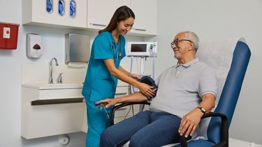 La atención primaria es la base de una buena salud: es donde se realizan revisiones periódicas, se gestionan los problemas de salud continuos y se establece una relación con un proveedor que lo comprende