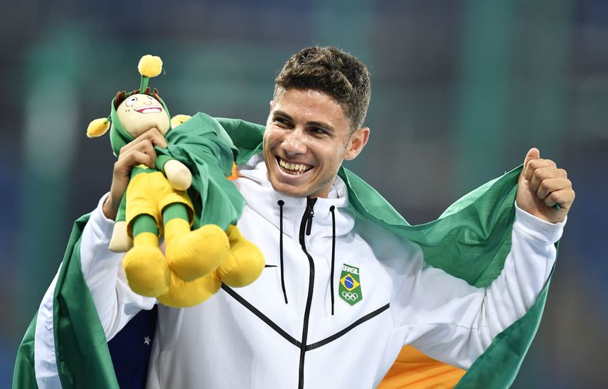 El atleta&nbsp;Thiago&nbsp;Braz&nbsp;da&nbsp;Silva celebra la medalla ganada durante las olimpíada en su tierra natal, Brasil&nbsp;