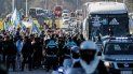 Los fanáticos rodean un autobús que transporta a la selección argentina de fútbol a su llegada a Ezeiza, Buenos Aires, Argentina, el 11 de julio de 2021 Los fanáticos rodean un autobús que transporta a la selección argentina de fútbol a su llegada a Ezeiza, Buenos Aires, Argentina, el 11 de julio de 2021