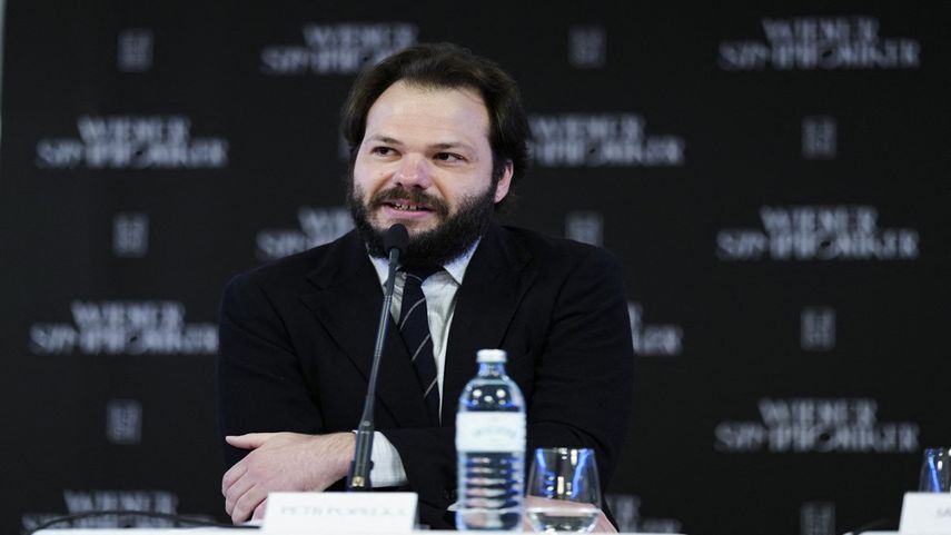 El director principal designado a partir de la temporada 2024/2025 de la Orquesta Sinfónica de Viena, Petr Popelka, habla durante una conferencia de prensa el 9 de junio de 2023 en Viena.