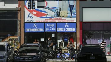 Fotografía del 7 de diciembre de 2018 de&nbsp;un negocio con anuncios dirigidos a compradores cubanos en la zona de libre comercio de Colón, en Panamá.