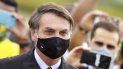 En esta imagen de archivo del 25 de mayo de 2020, el presidente de Brasil, Jair Bolsonaro, con mascarilla durante la pandemia de coronavirus a su salida de su residencia oficial, el palacio de Alvorada, en Brasilia, Brasil. En esta imagen de archivo del 25 de mayo de 2020, el presidente de Brasil, Jair Bolsonaro, con mascarilla durante la pandemia de coronavirus a su salida de su residencia oficial, el palacio de Alvorada, en Brasilia, Brasil.