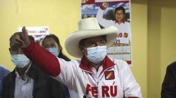 Expolicías llaman a votar contra la izquierda en Perú