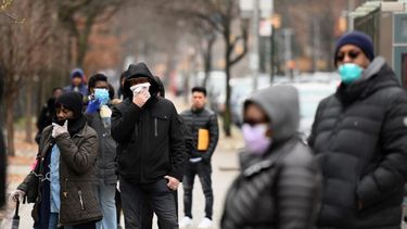 Un grupo de personas que creen tener coronavirus, y que cumplen con los criterios, hacen cola en espera para que se les realice un examen previo para detectar el coronavirus, en el Brooklyn Hospital Center el 20 de marzo de 2020, en el distrito de Brooklyn, Nueva York.