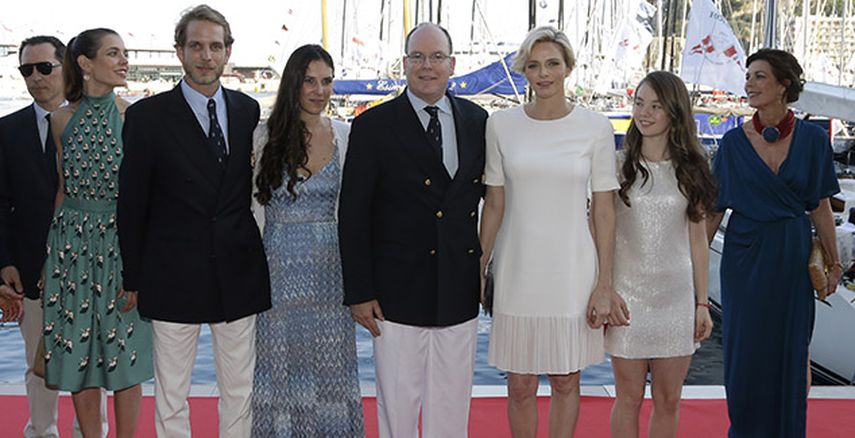 El actor marroquí Gad Elmaleh, Carlota Casiraghi, Andrea Casiraghi, Tatiana Santo Domingo, el príncipe Alberto de Mónaco y su esposa la princesa Charlene, Alexandra de Hanover y la princesa Carolina de Hanover posan para un retrato durante la inaugurac