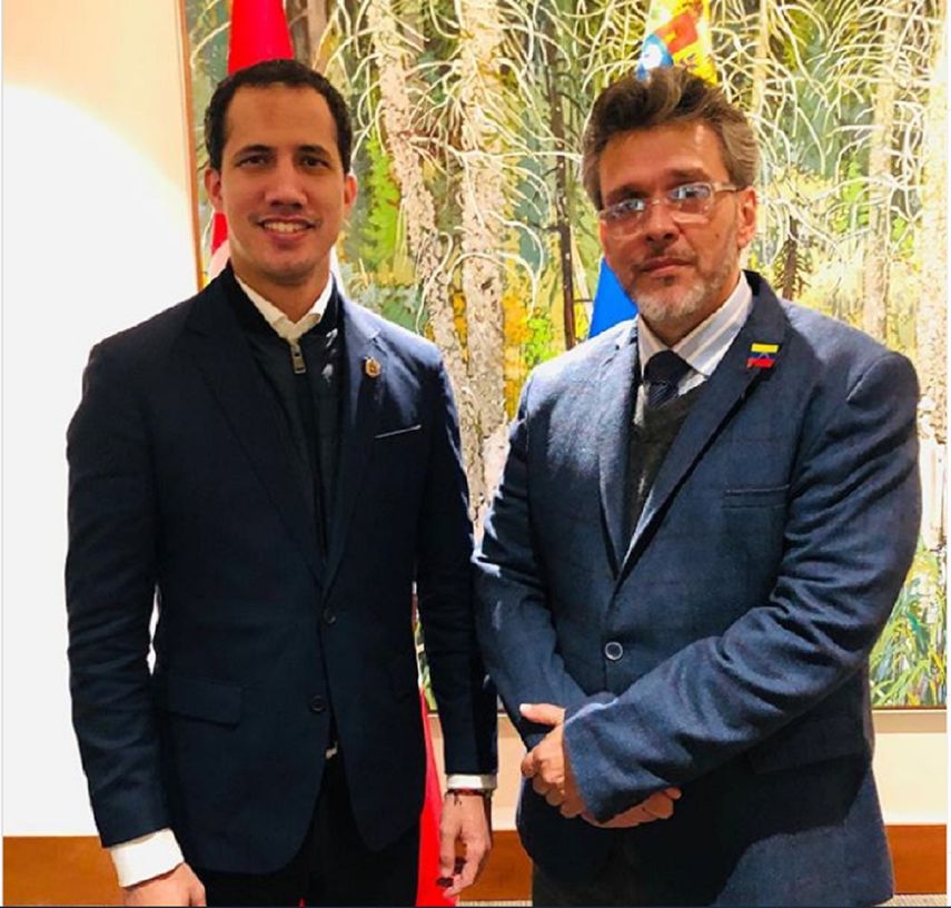 El presidente interino de Venezuela Juan Guaid&oacute; y el embajador de Veenzuela en Canad&aacute;, Orlando Viera Blanco.&nbsp;