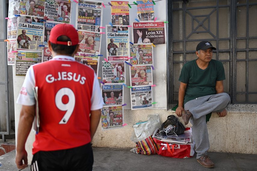 Un hombre mira los periódicos cerca de la catedral de Chiclayo, en el norte de Perú, el 9 de mayo de 2025. El pontífice León XIV, nacido en Estados Unidos y cercano al Papa Francisco, se nacionalizó peruano en 2015 y dedicó más de 20 años como misionero en el país andino.