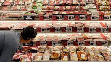 Un cliente revisa el precio de los productos cárnicos en un supermercado de Estados Unidos.