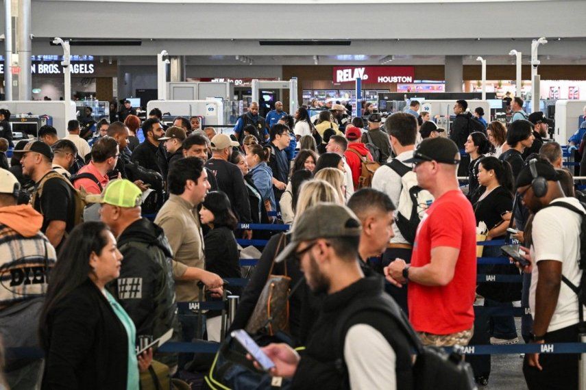 El 7 de noviembre de 2025, viajeros hacían fila en un control de seguridad del Aeropuerto Intercontinental George Bush en Houston, Texas. 