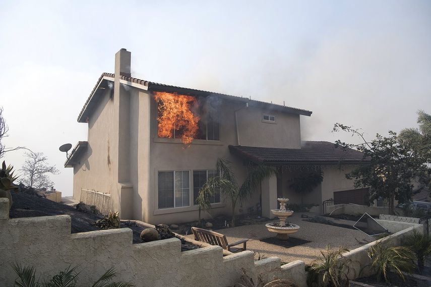 Una casa arde en llamas durante un incendio en Ventura, en California.&nbsp;