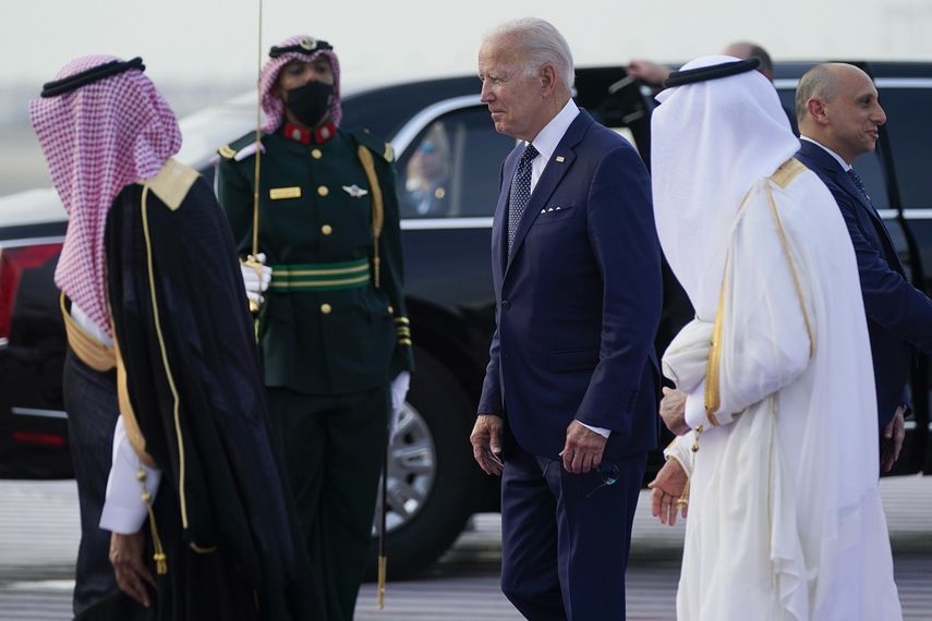 El presidente Joe Biden llega al Aeropuerto Internacional Rey Abdulaziz, el viernes 15 de julio de 2022, en Jeddah, Arabia Saudita.&nbsp;