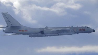 En esta foto publicada por el Ministerio de Defensa Nacional de Taiwán, se ve un bombardero H-6 del Ejército Popular de Liberación de China volando cerca de la zona de identificación de defensa aérea de Taiwán, ADIZ, cerca de Taiwán&nbsp; 