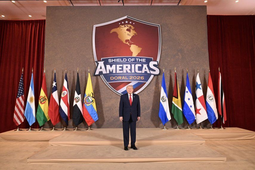 El presidente de Estados Unidos, Donald Trump, espera para saludar a los dignatarios durante la celebración de la Cumbre del Escudo de las Américas, una reunión con jefes de estado y funcionarios de gobierno de 12 países de las Américas en el Trump National Doral Golf Club el 7 de marzo de 2026 en Doral, Florida.&nbsp;