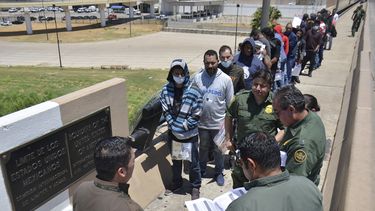 Agentes de la Patrulla de Fronteras de EEUU devuelven a un grupo de migrantes a México por el cruce de Nuevo Laredo el 25 de julio del 2019.&nbsp;